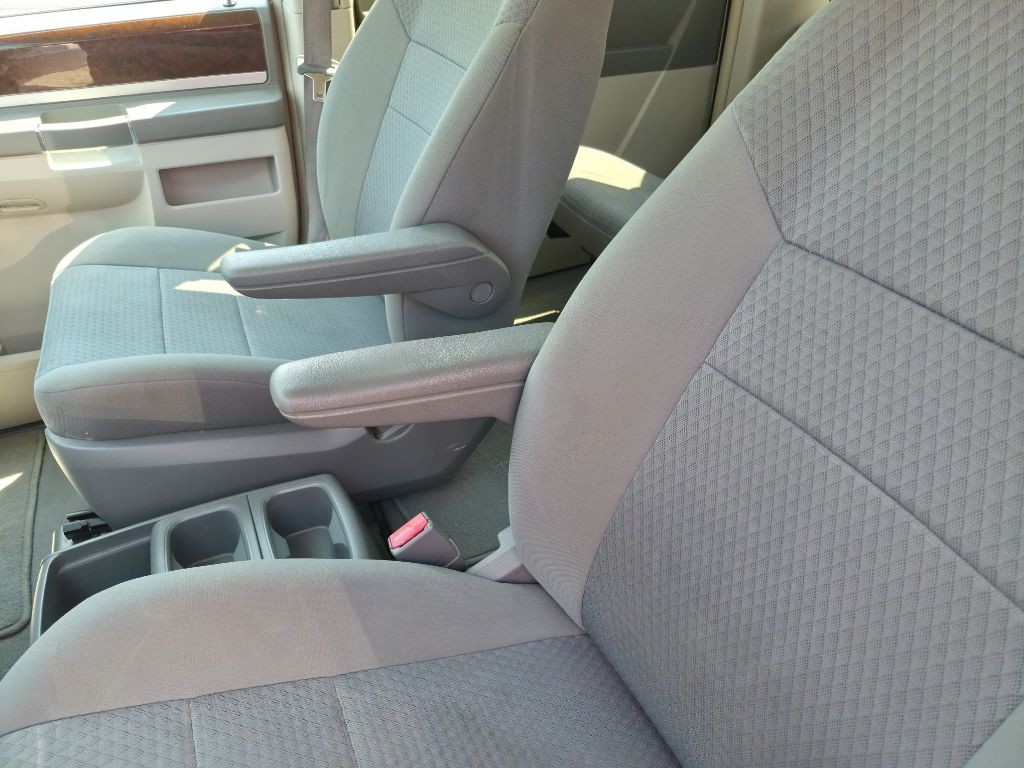2010 Chrysler Town & Country Image 10