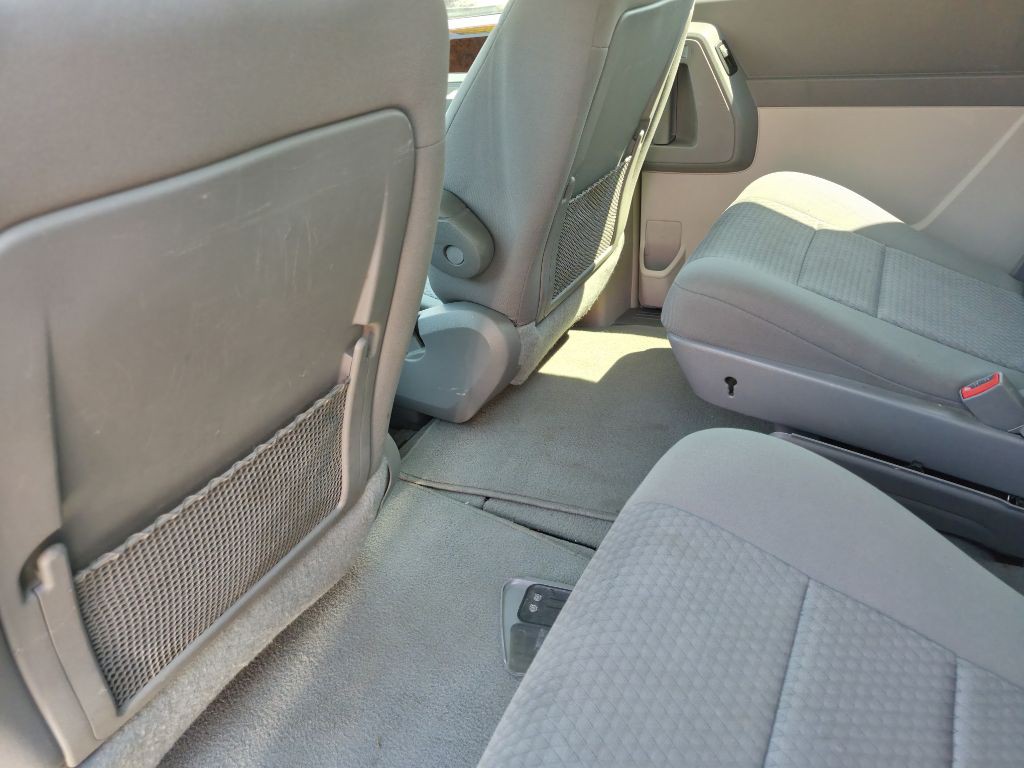 2010 Chrysler Town & Country Image 11