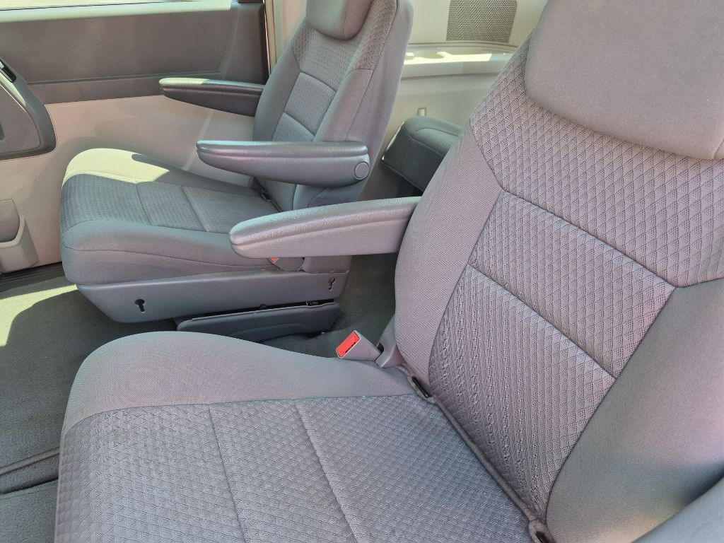2010 Chrysler Town & Country Image 12