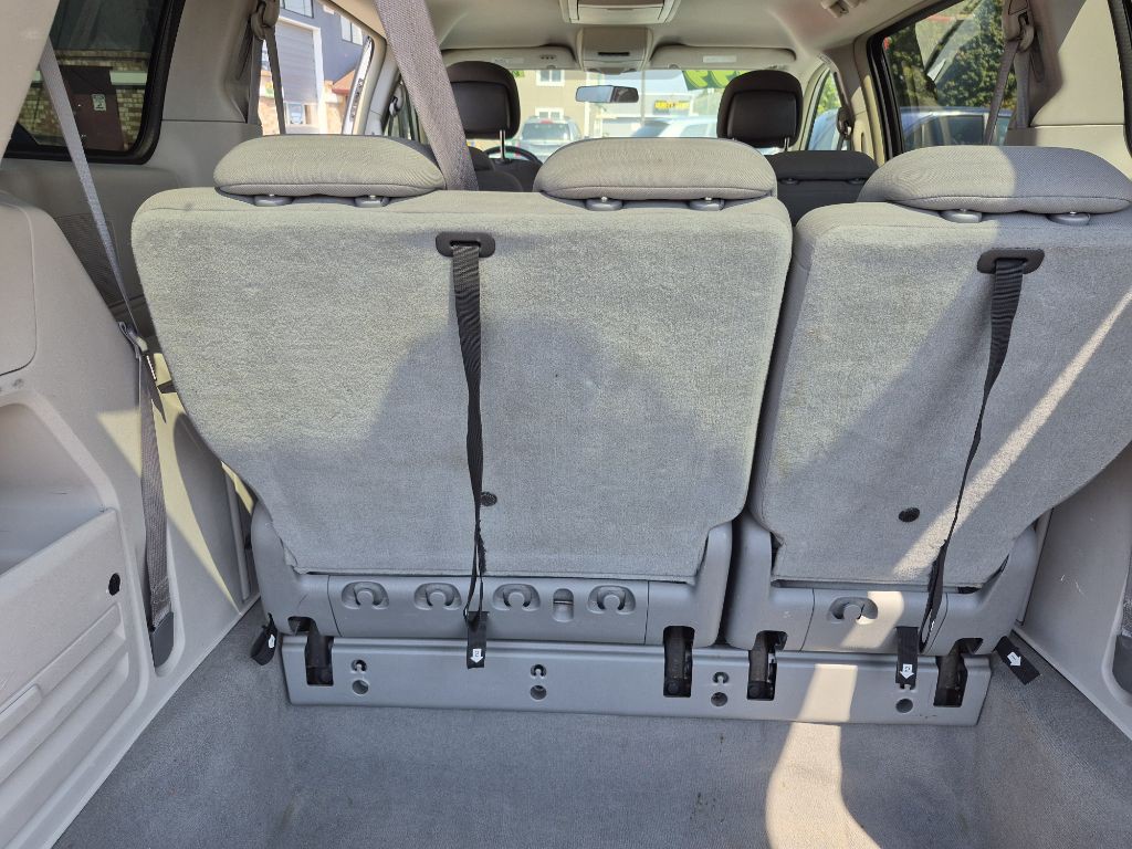 2010 Chrysler Town & Country Image 14