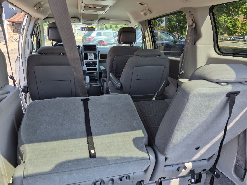 2010 Chrysler Town & Country Image 15