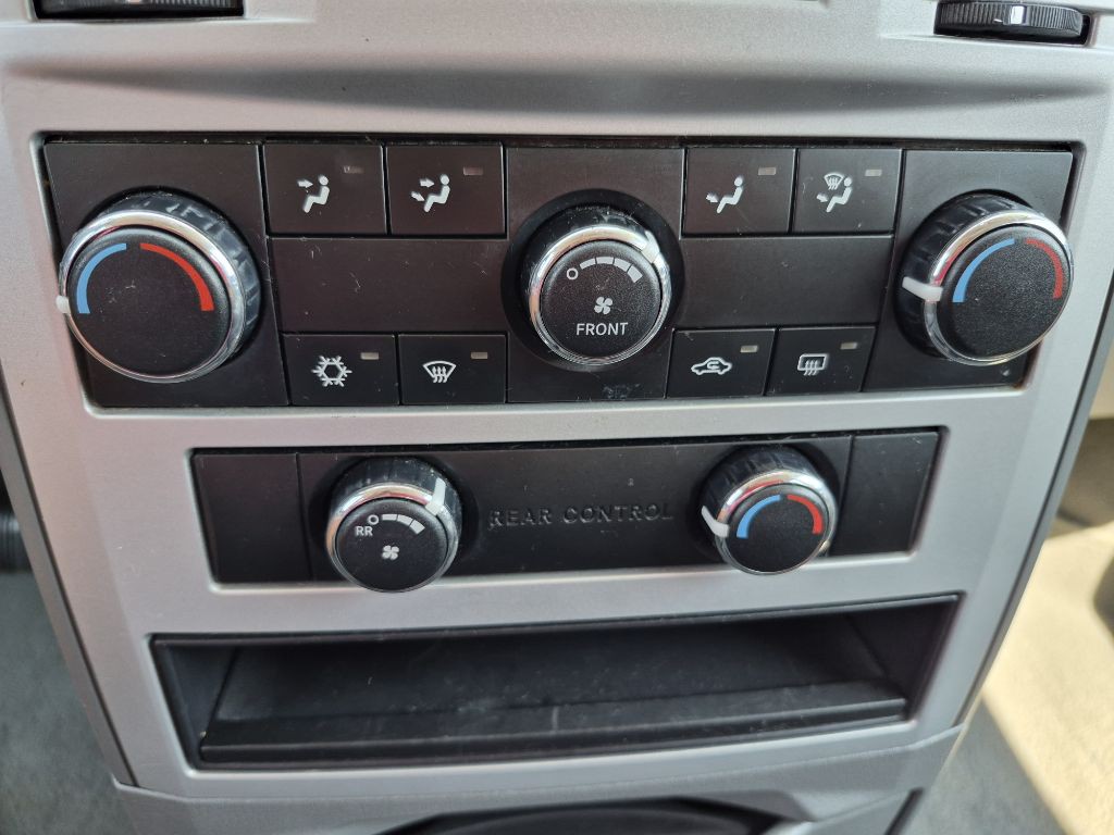 2010 Chrysler Town & Country Image 19