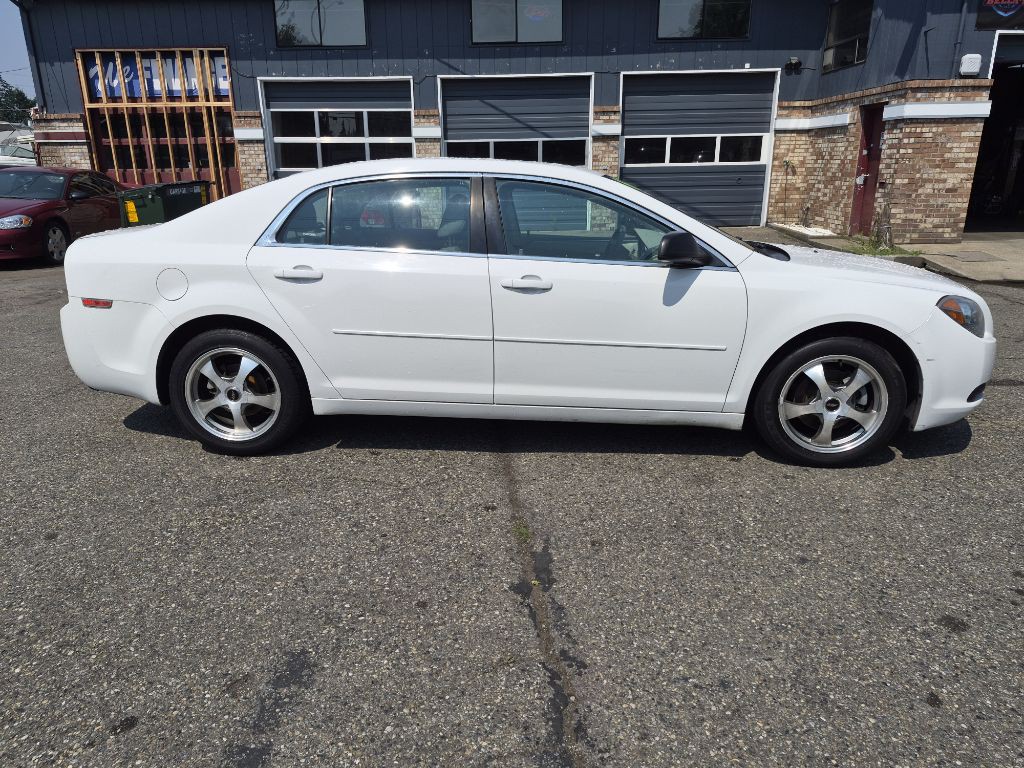 2012 Chevrolet Malibu Image 2