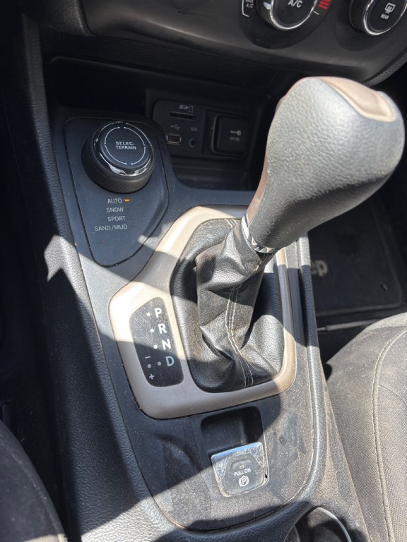 2018 Jeep Cherokee Image 17