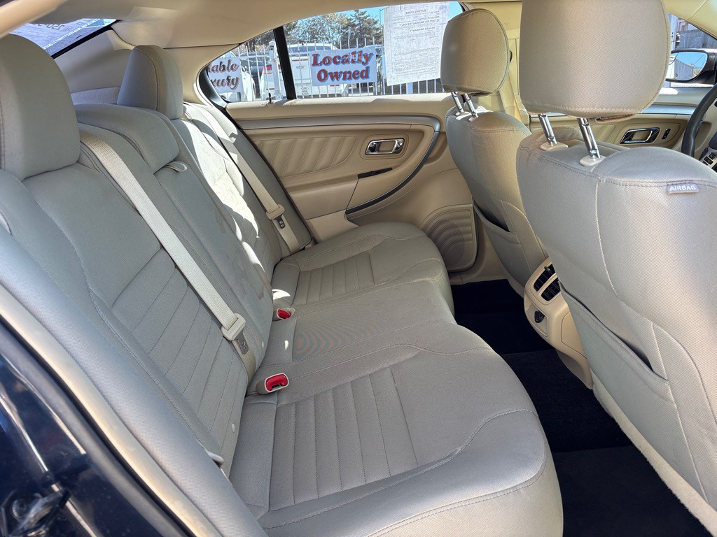 2017 Ford Taurus Image 12