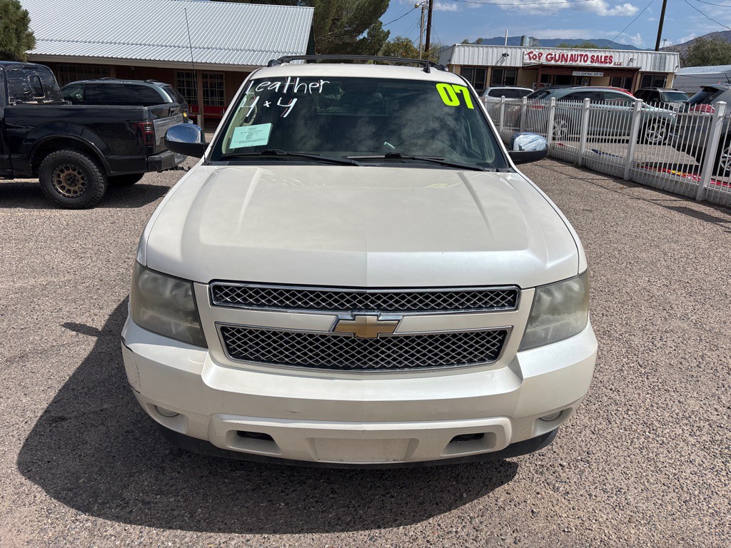 2011 Chevrolet Avalanche Image 2
