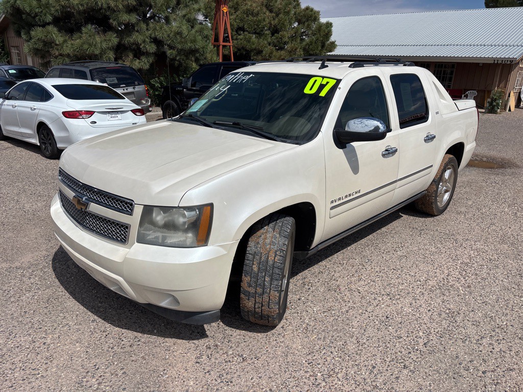 2011 Chevrolet Avalanche Image 3