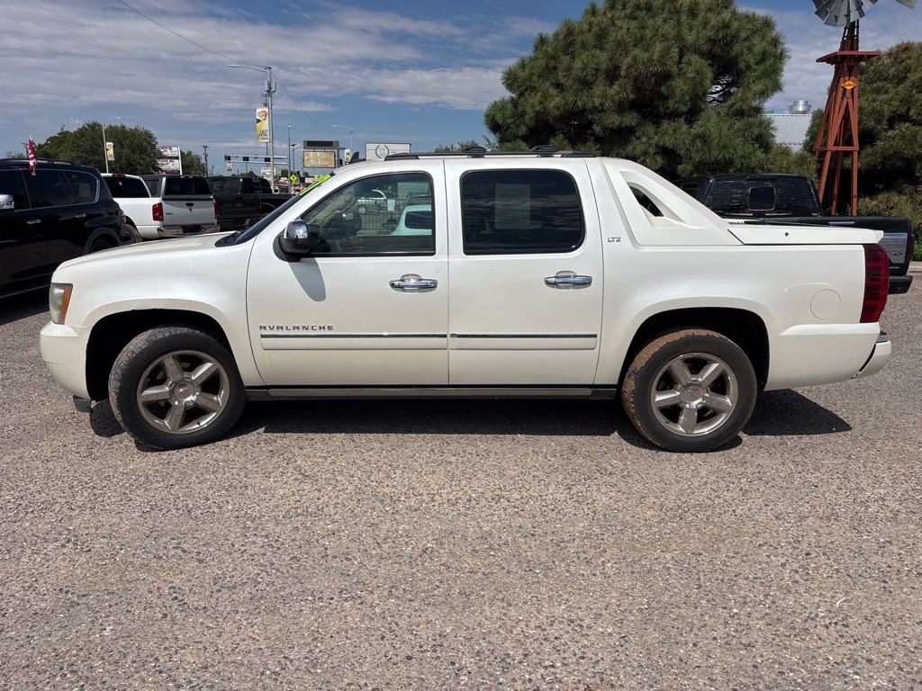 2011 Chevrolet Avalanche Image 4
