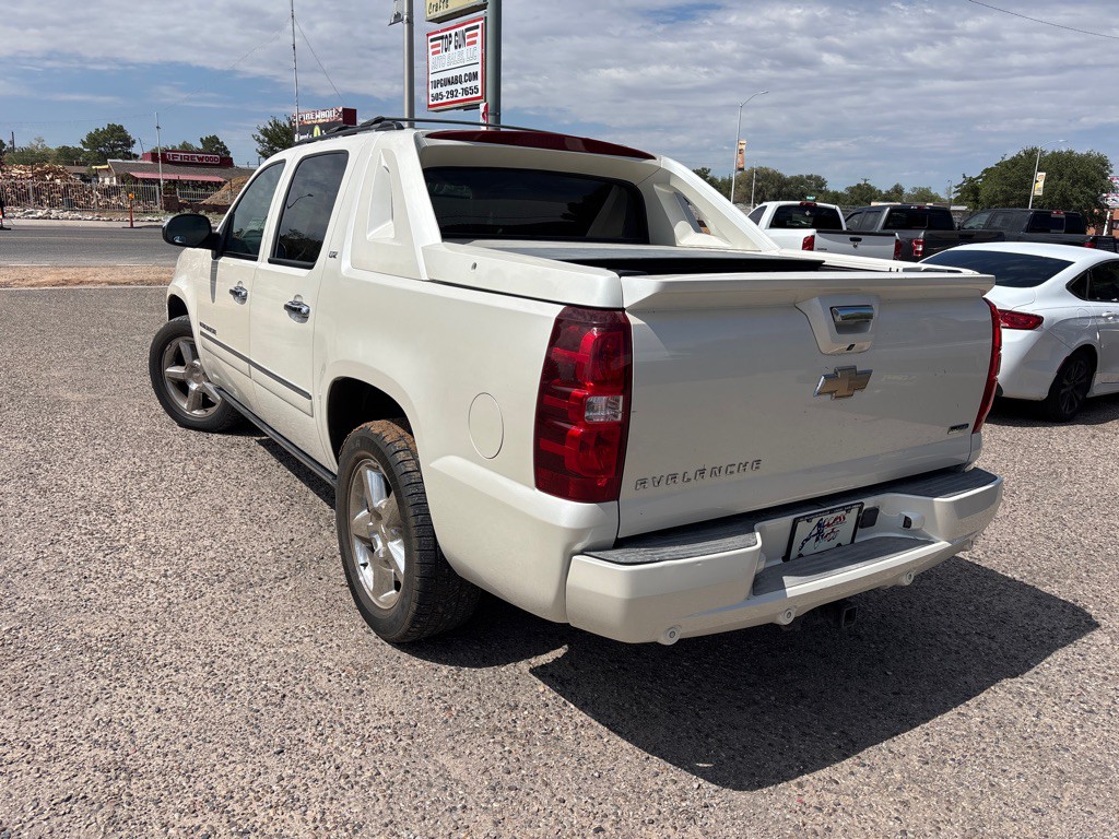 2011 Chevrolet Avalanche Image 5
