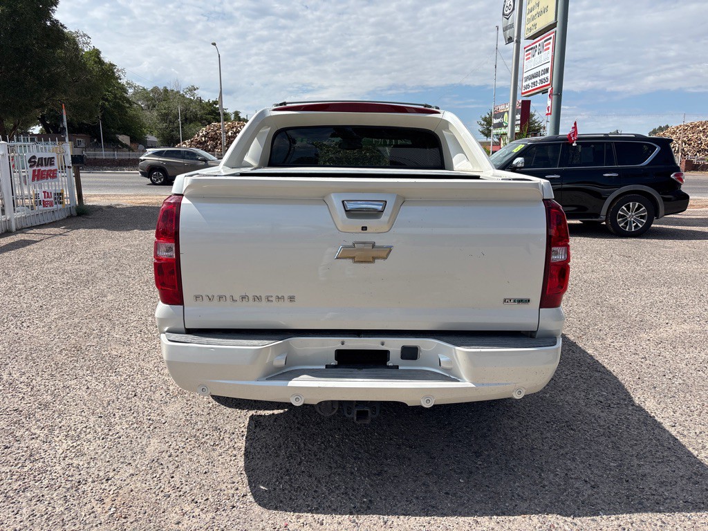 2011 Chevrolet Avalanche Image 6