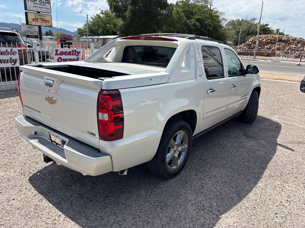 2011 Chevrolet Avalanche Image 7