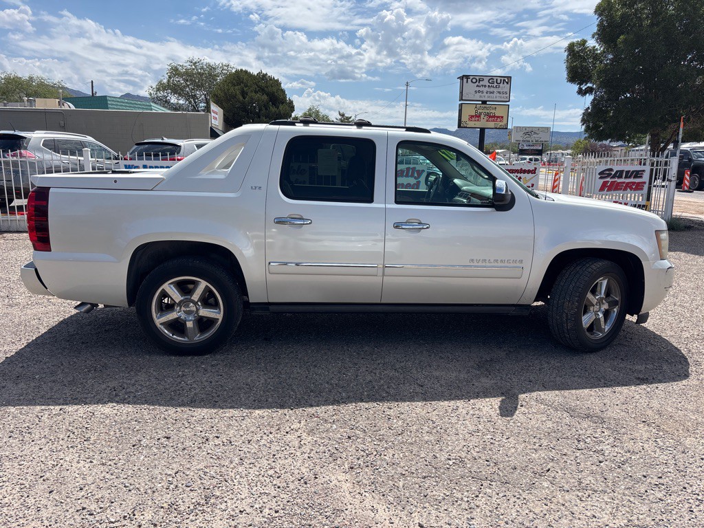 2011 Chevrolet Avalanche Image 8