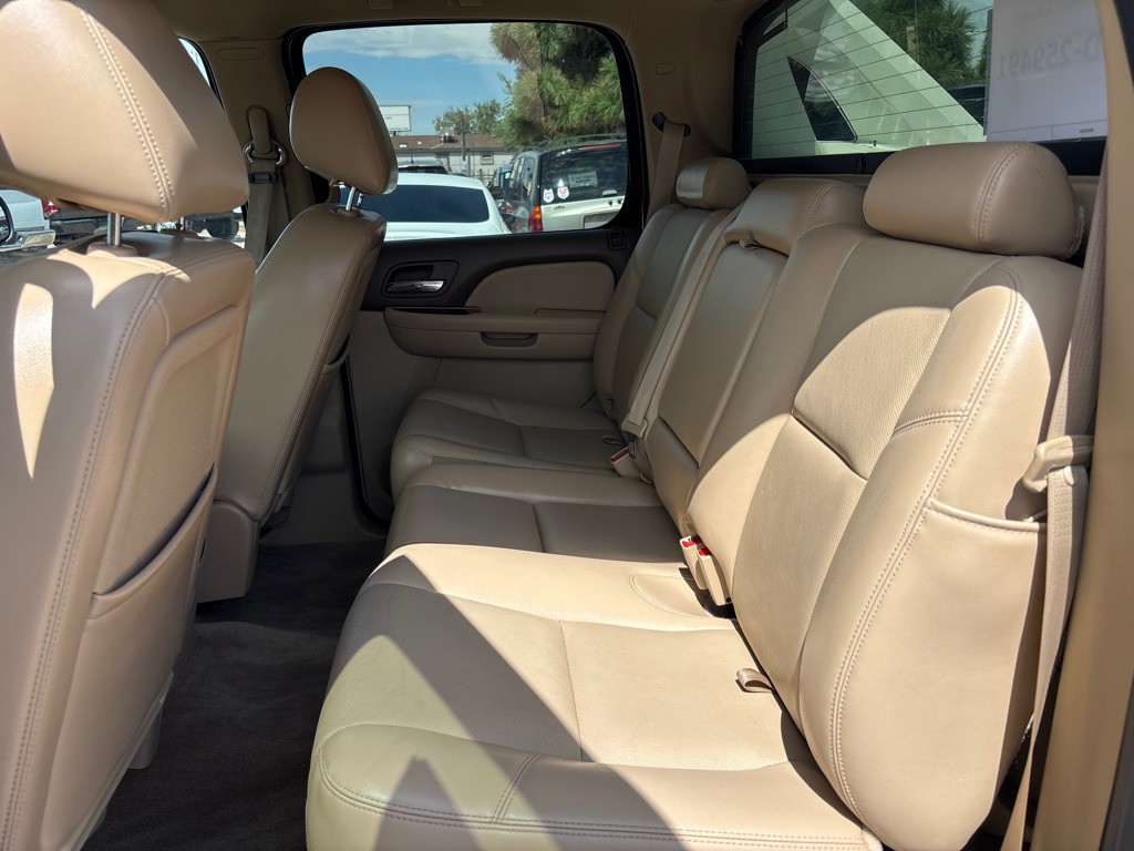 2011 Chevrolet Avalanche Image 10