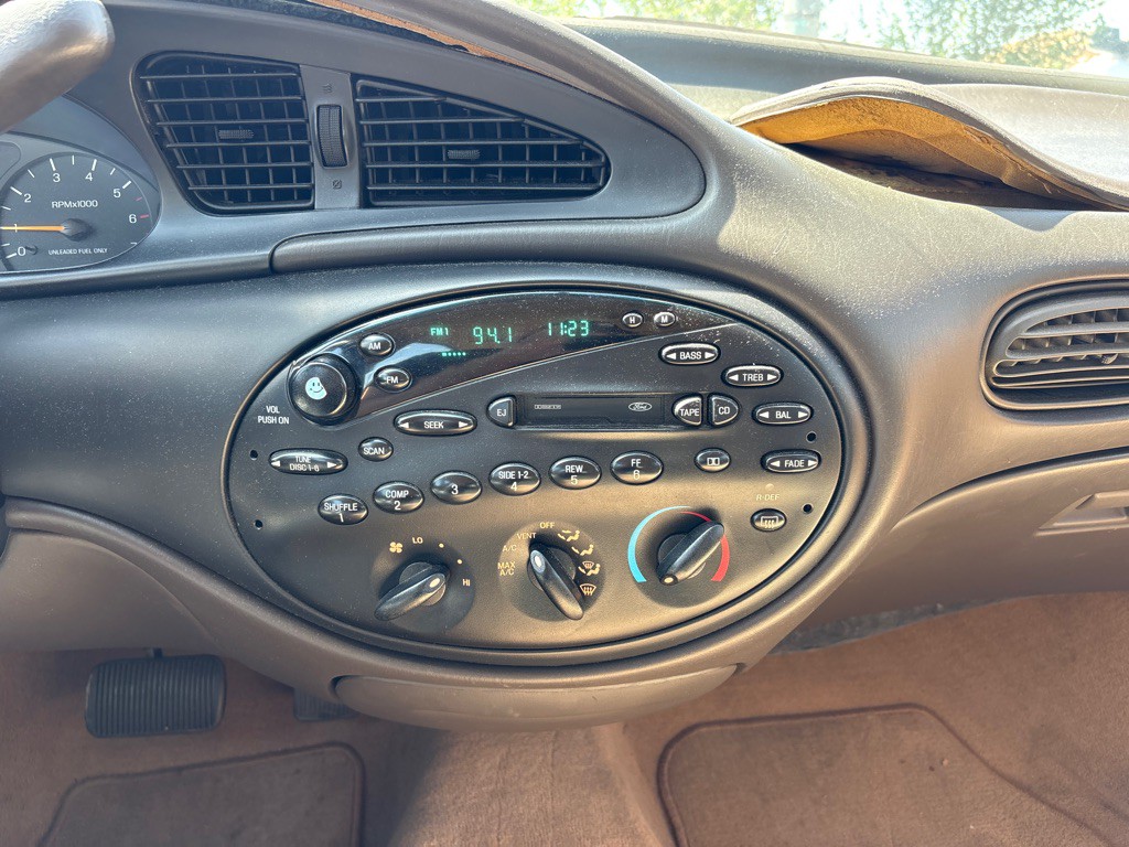 1997 Ford Taurus Image 16