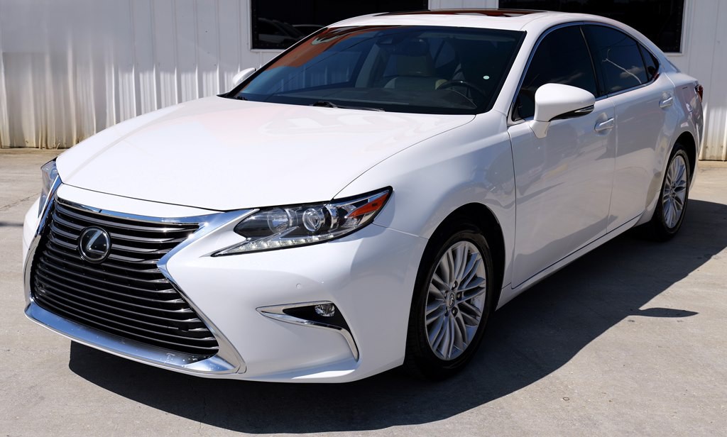 2017 Lexus ES Image 2
