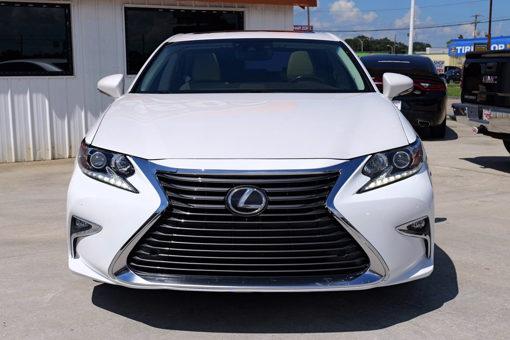 2017 Lexus ES Image 3