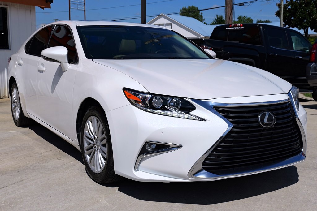 2017 Lexus ES Image 4