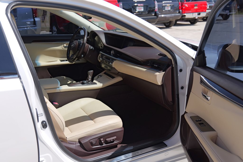 2017 Lexus ES Image 8