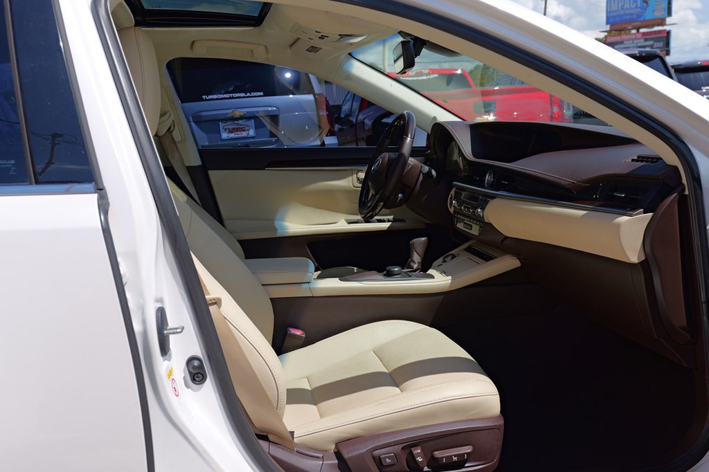 2017 Lexus ES Image 9