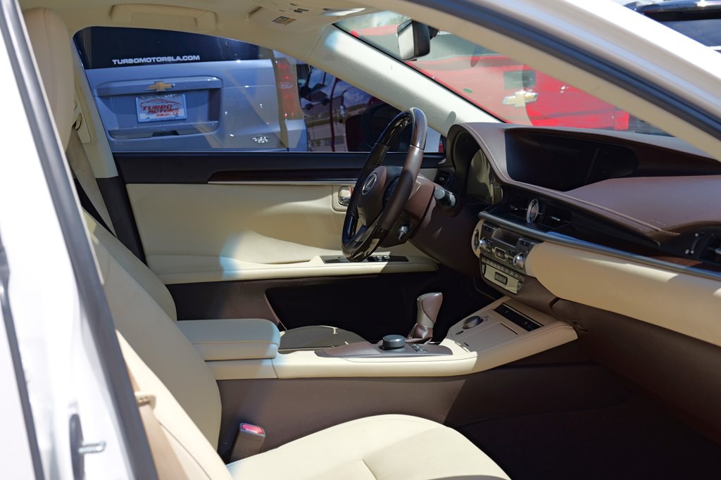2017 Lexus ES Image 10