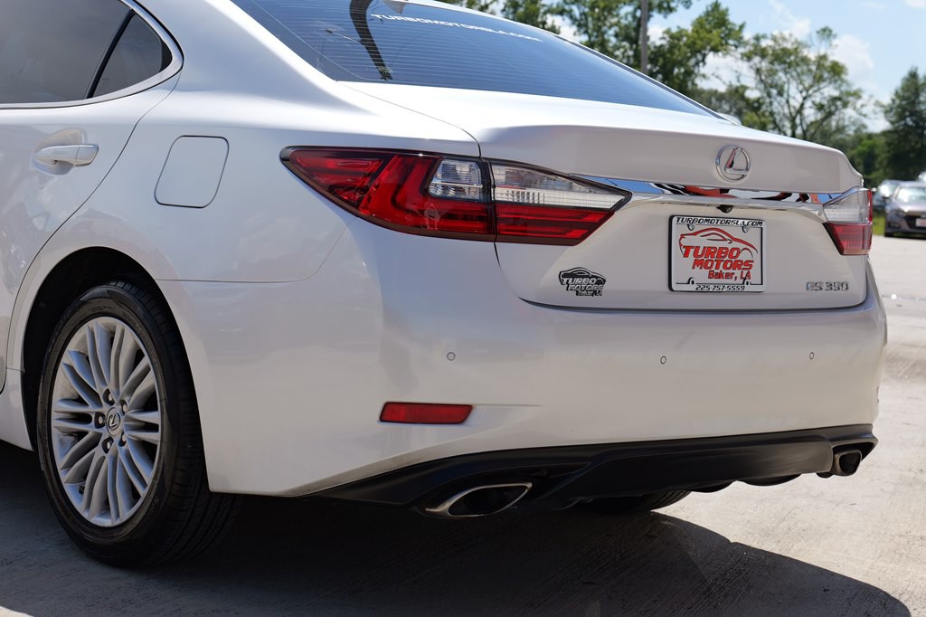 2017 Lexus ES Image 17