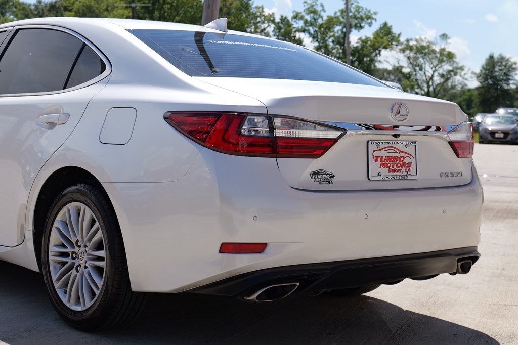 2017 Lexus ES Image 18