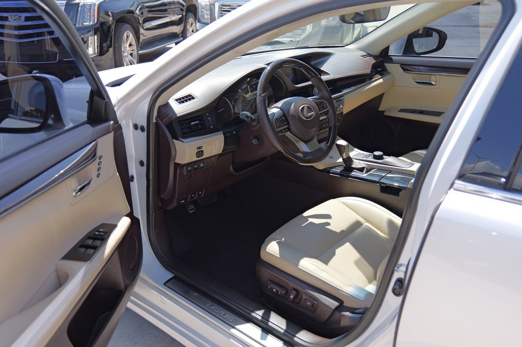 2017 Lexus ES Image 23