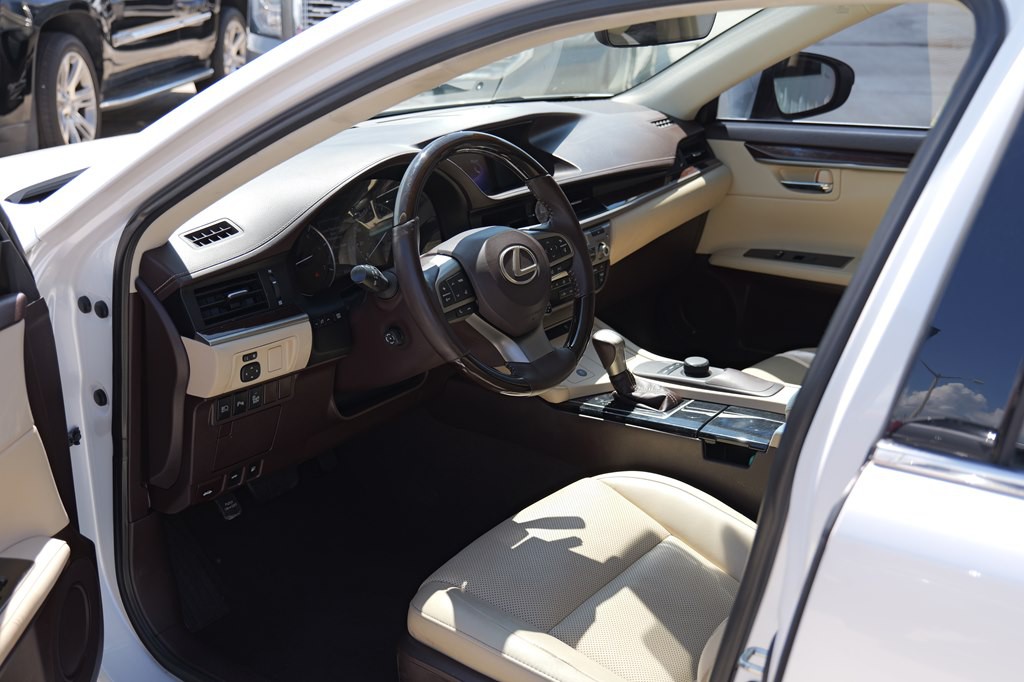 2017 Lexus ES Image 24