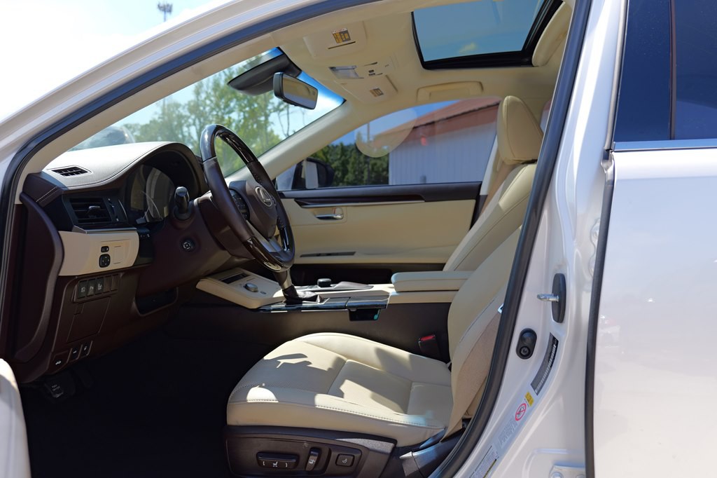 2017 Lexus ES Image 25