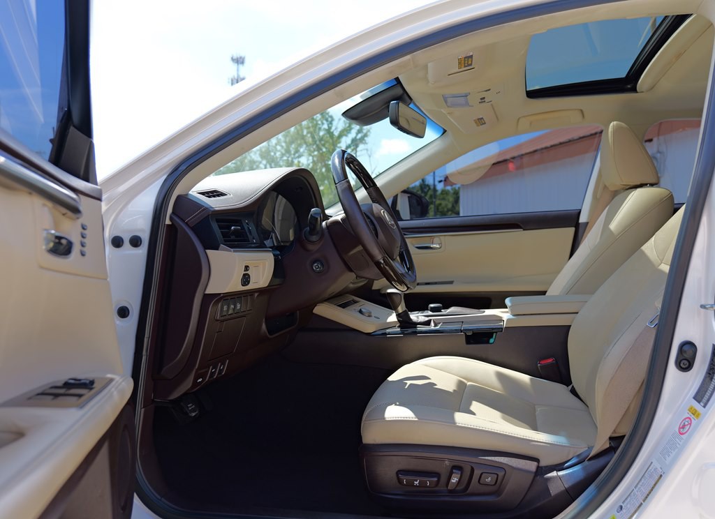 2017 Lexus ES Image 26