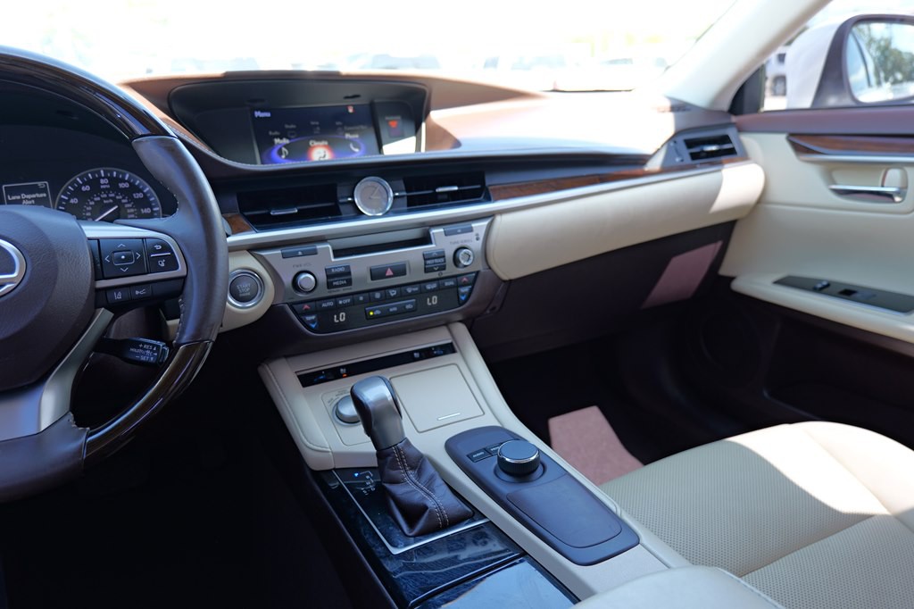 2017 Lexus ES Image 32