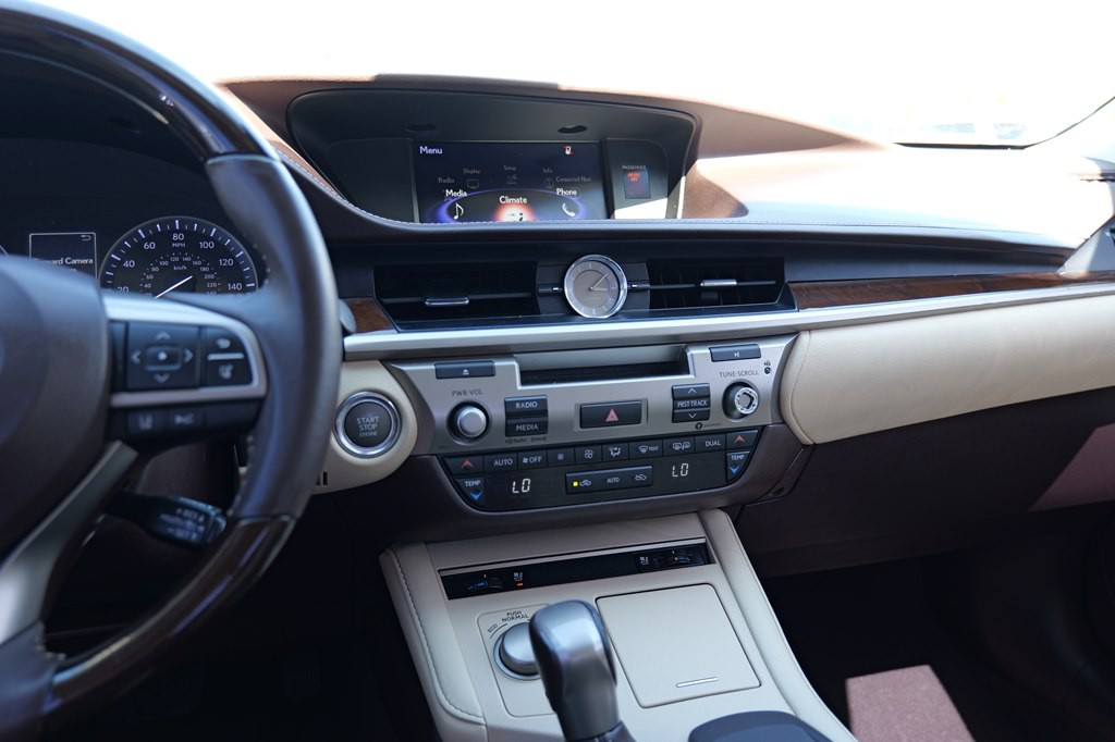 2017 Lexus ES Image 34
