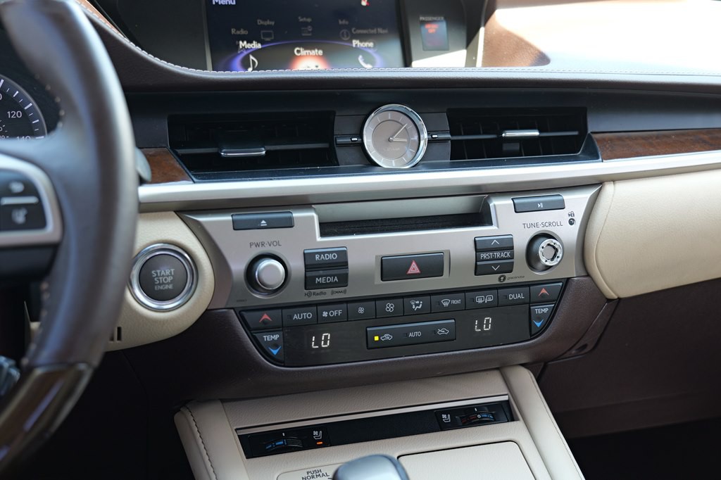 2017 Lexus ES Image 35