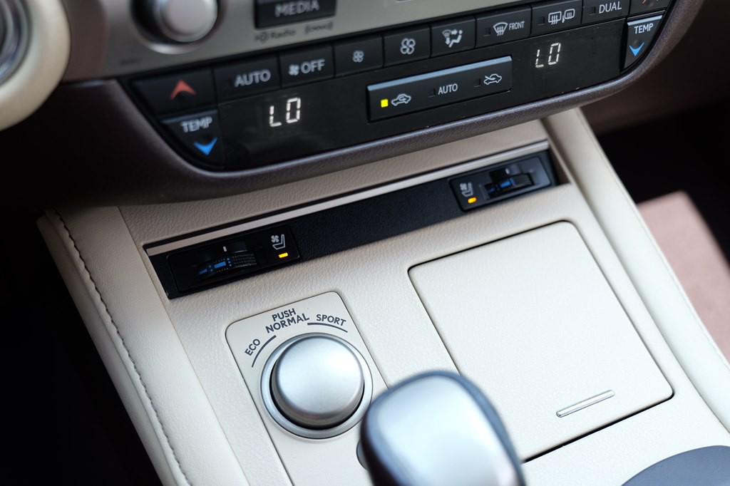 2017 Lexus ES Image 36