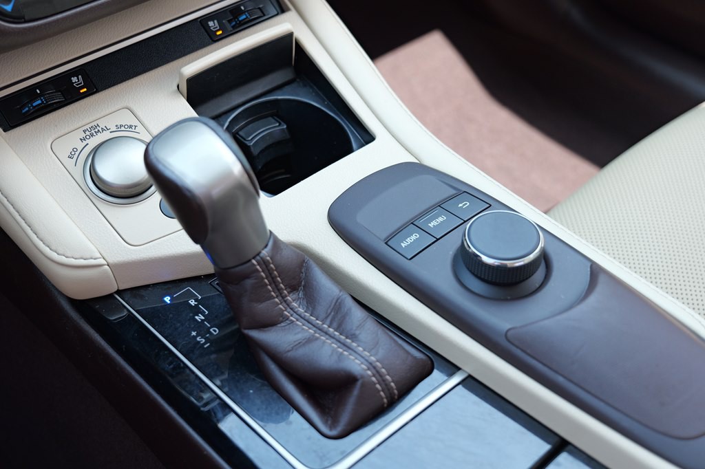 2017 Lexus ES Image 38