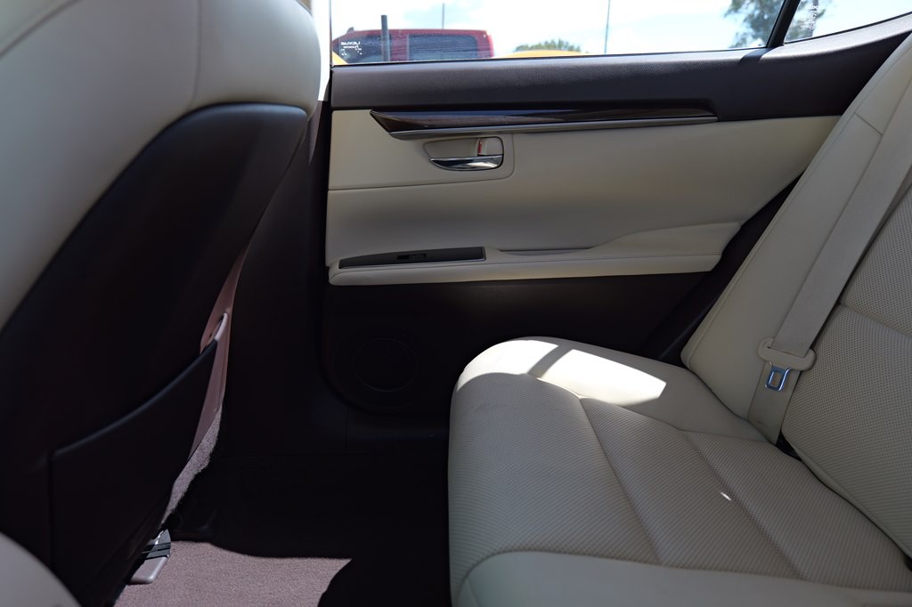 2017 Lexus ES Image 45