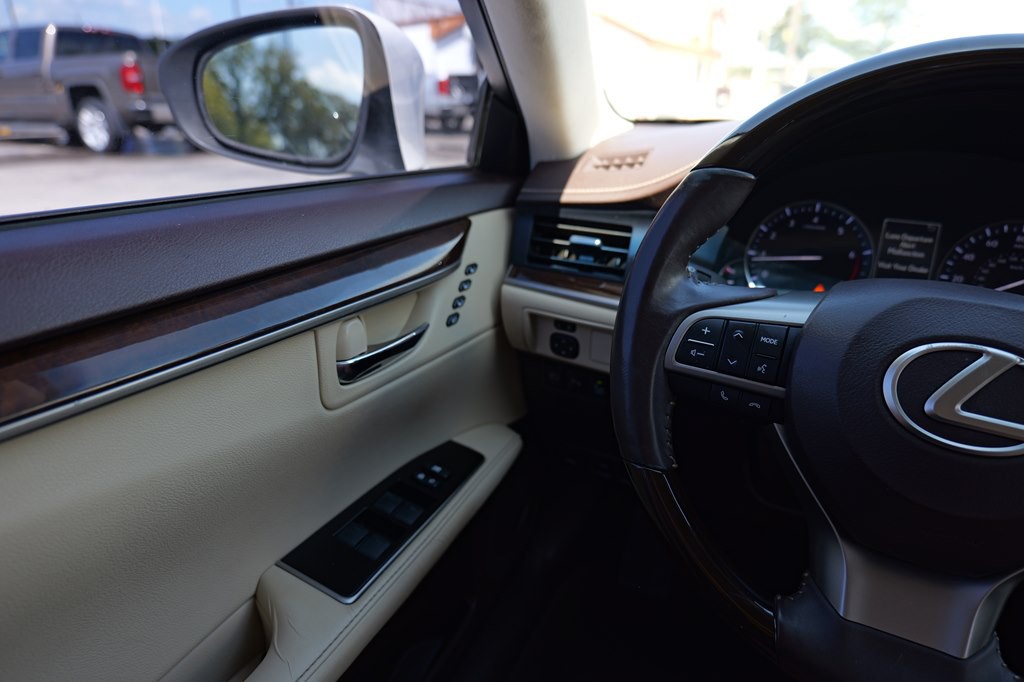 2017 Lexus ES Image 46