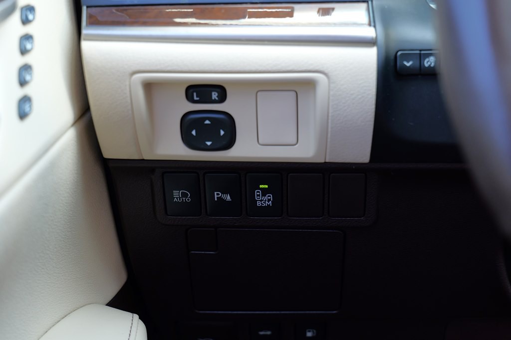2017 Lexus ES Image 48