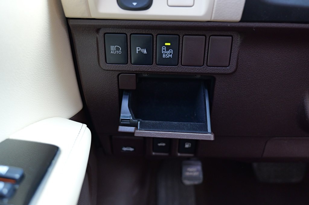 2017 Lexus ES Image 51
