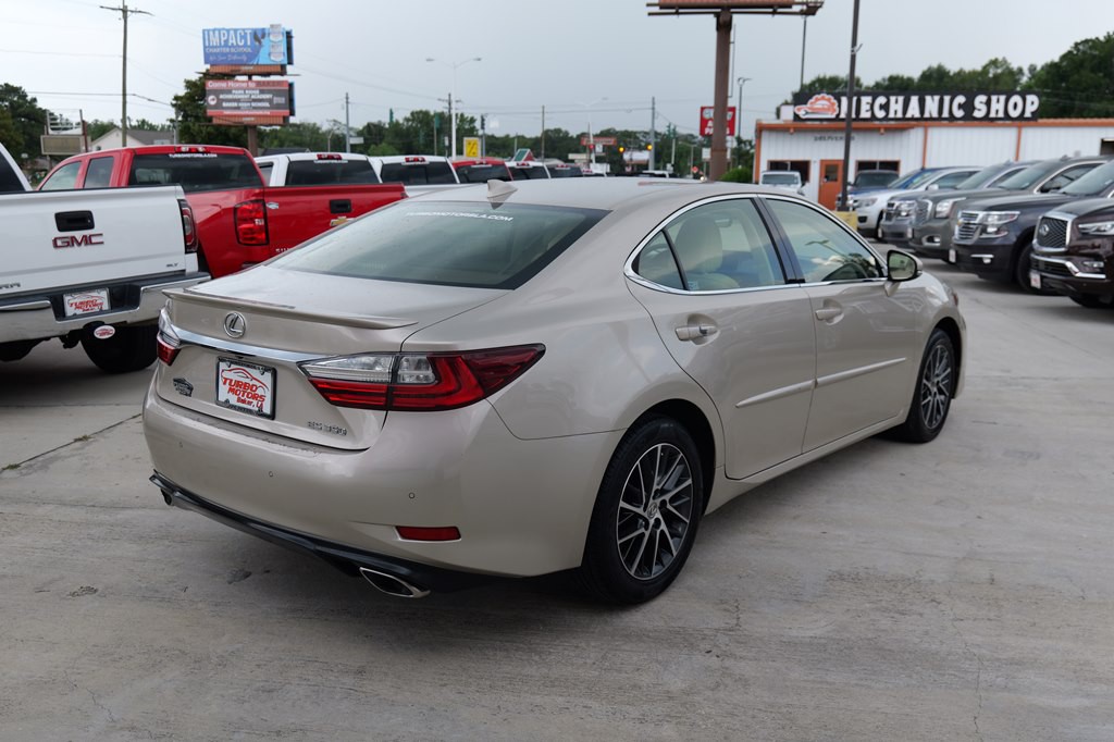 2016 Lexus ES Image 8
