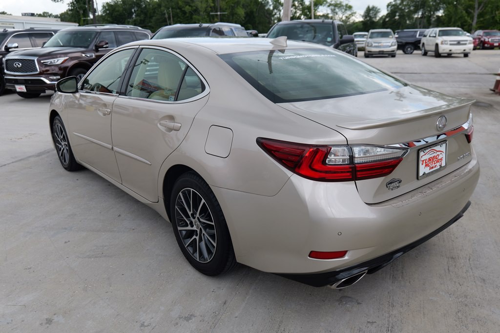 2016 Lexus ES Image 9