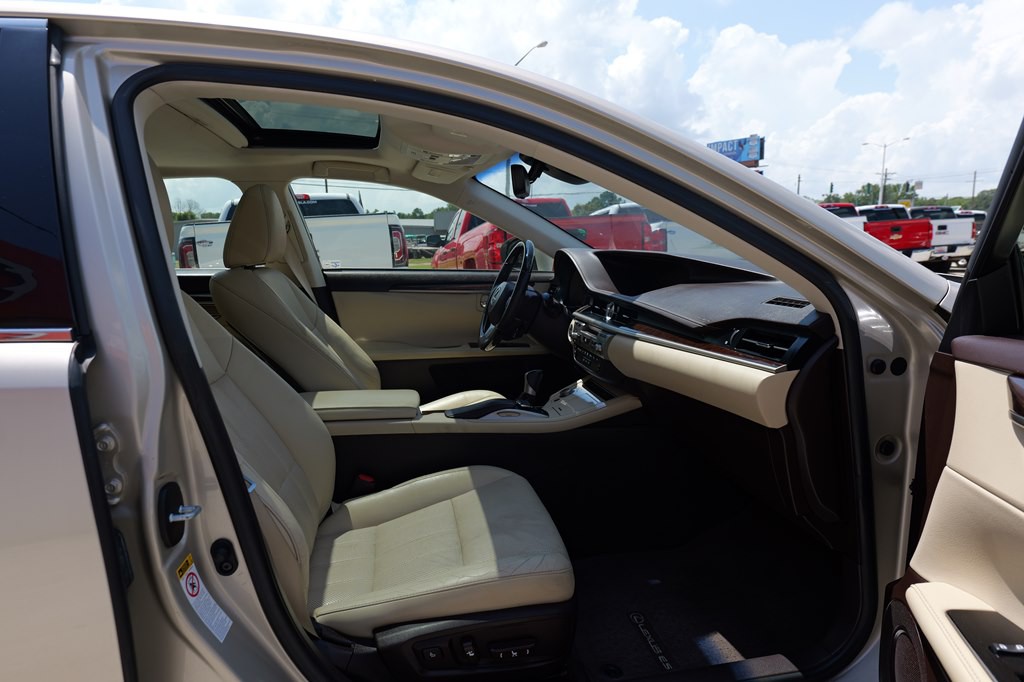2016 Lexus ES Image 15