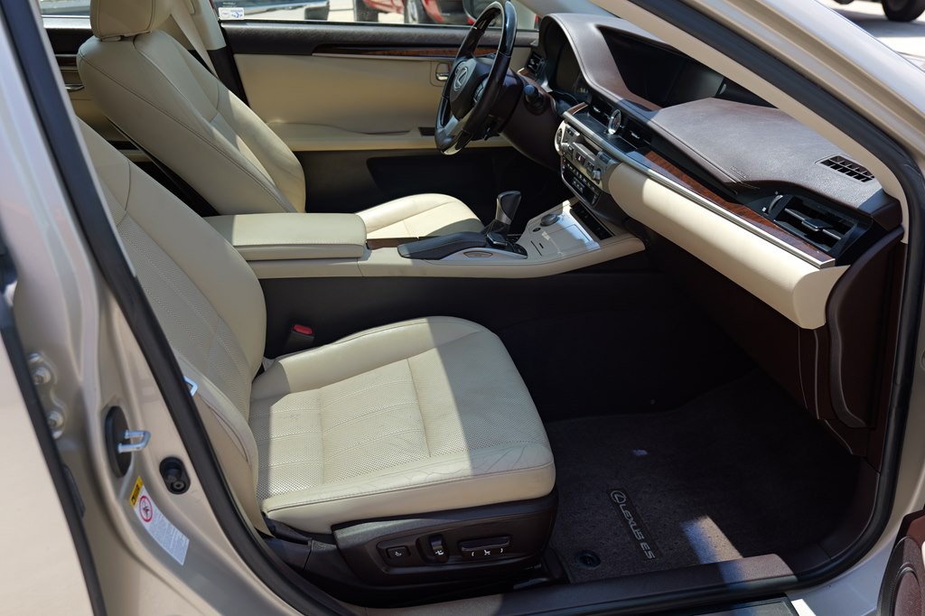 2016 Lexus ES Image 16
