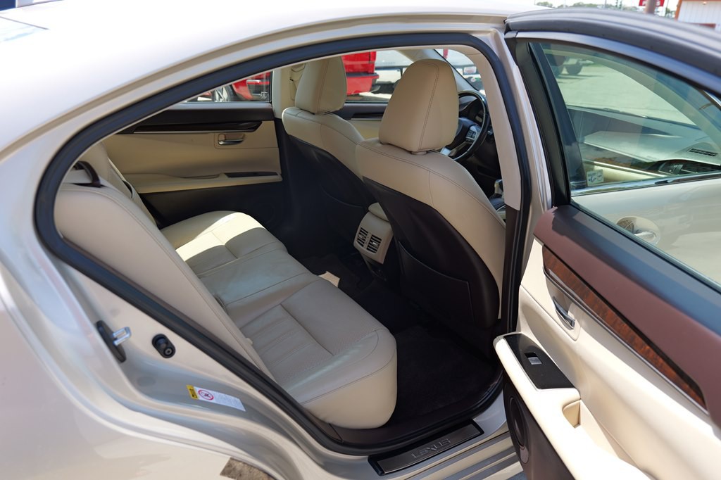 2016 Lexus ES Image 17