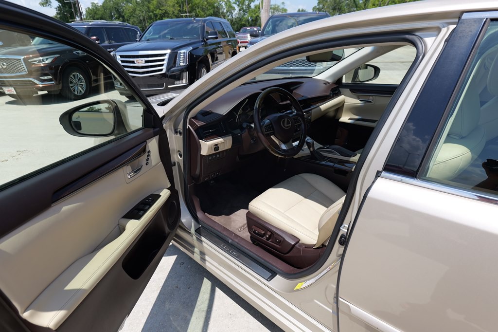 2016 Lexus ES Image 19