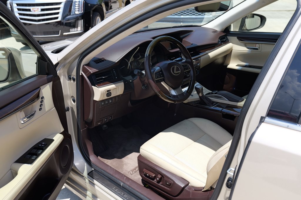 2016 Lexus ES Image 20