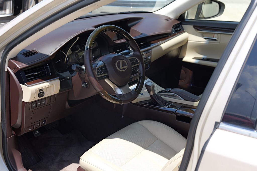 2016 Lexus ES Image 21