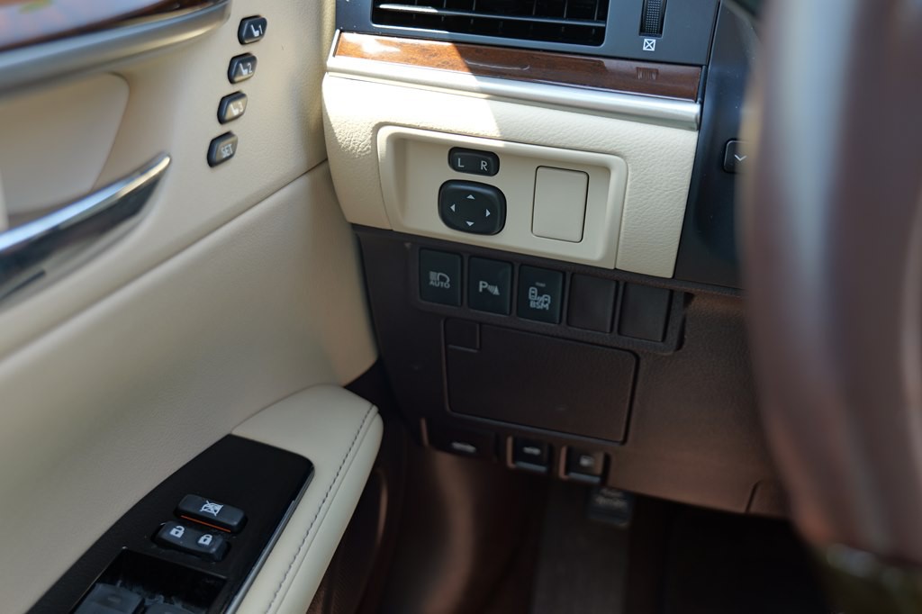 2016 Lexus ES Image 23