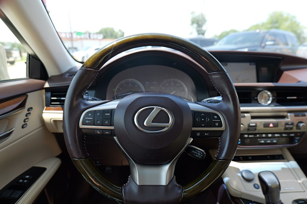 2016 Lexus ES Image 24