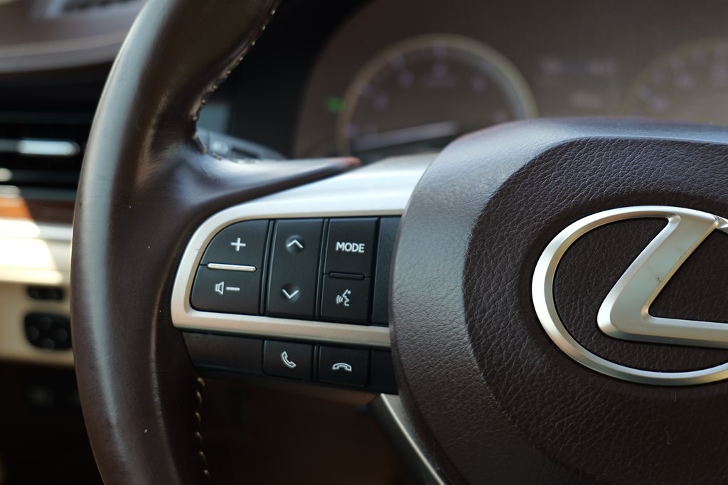 2016 Lexus ES Image 25